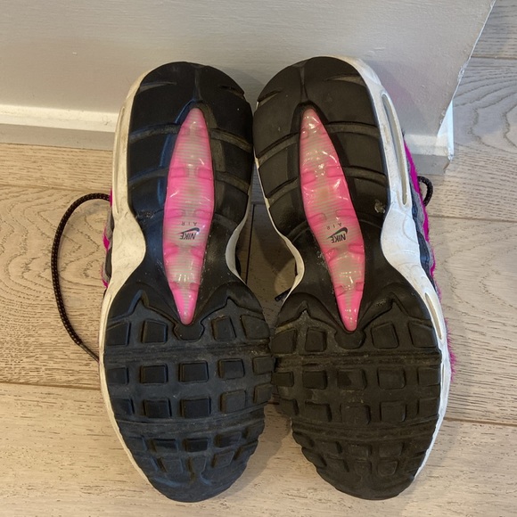 In perfect condition these super cool air max are amazing with any outfit!!! - Picture 4 of 6